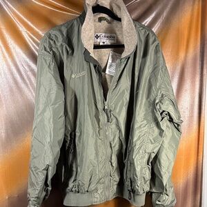 Columbia Olive Green Bomber Jacket size L super soft fleece. Box kk‎